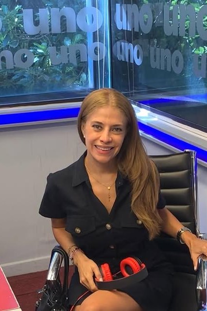 Cynthia Noguera sentada en la cabina de Radio Uno 650 AM