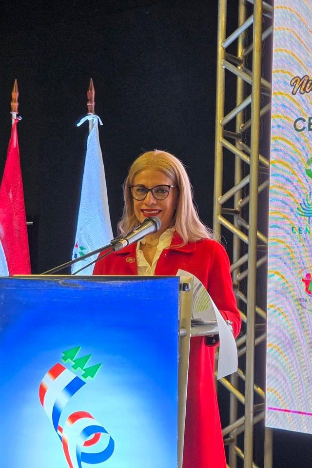 Cynthia Noguera de rojo en el atril de CONPACOOP