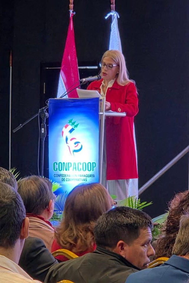 Cynthia Noguera en el atril de CONPACOOP frente al público