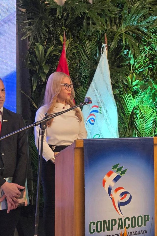 Cynthia Noguera como maestra de ceremonias en el atril de CONPACOOP