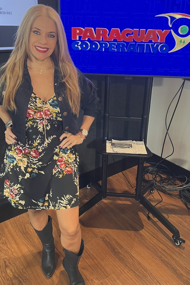 Cynthia Noguera junto a la pantalla de Paraguay Cooperativo