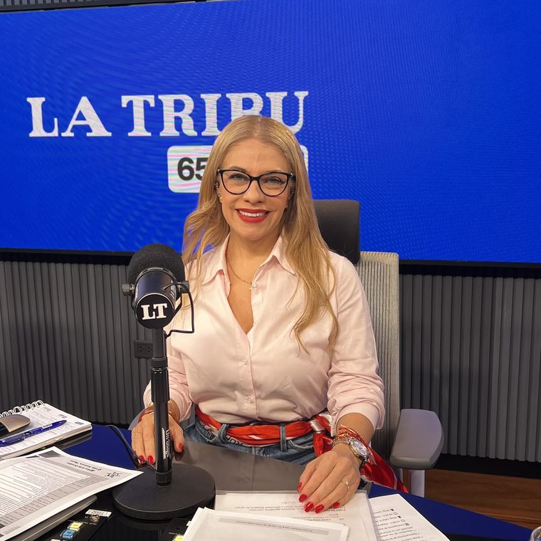 Cynthia Noguera al micrófono en el estudio de La Tribu 650 AM