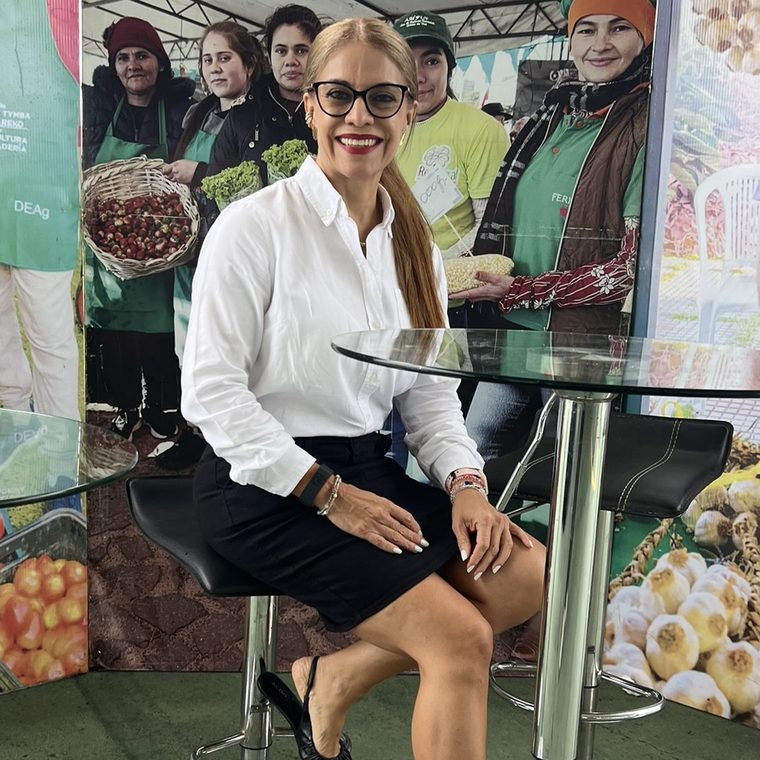 Cynthia Noguera en el stand de una feria agropecuaria